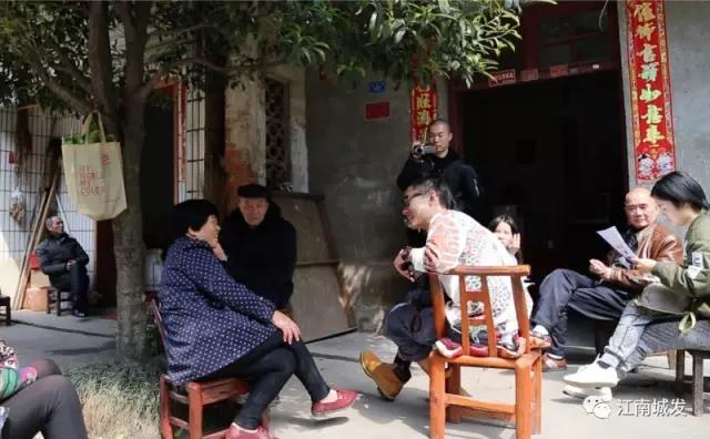 △ 趙明——“這次創(chuàng)作強(qiáng)調(diào)在地性、紀(jì)念性與參與性。我們針對(duì)問(wèn)卷，以外來(lái)人的身份，來(lái)介入、想象生活在此地的居民，他們發(fā)生的故事和曾經(jīng)的生活狀態(tài)?！? data-=