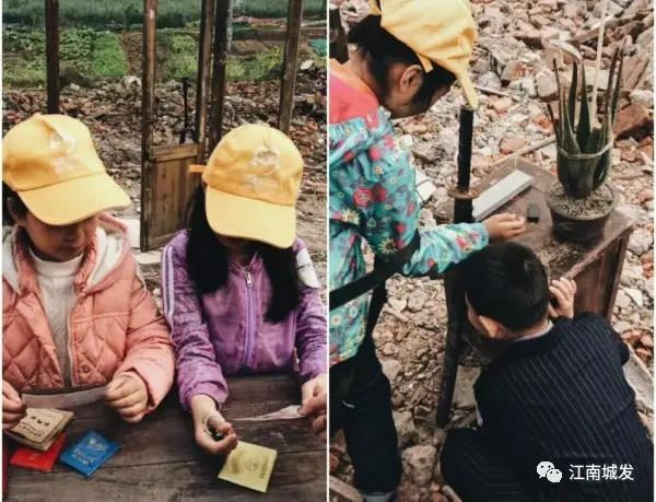 △ 學(xué)生仔細(xì)端詳已經(jīng)不再使用的各種紙質(zhì)老證件 △ 觀展學(xué)生對(duì)播放的聲音場(chǎng)特別好奇，蹲下認(rèn)真?zhèn)榷鷥A聽(tīng)